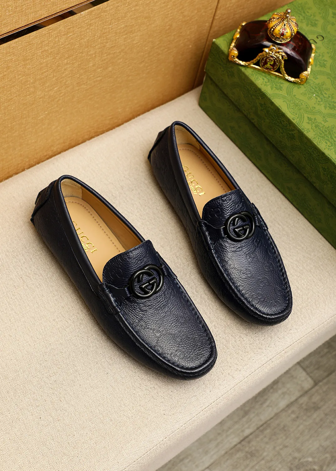 Men's shoes 💰420 💐 Product trademark: GUCCI "Gucci" Doudou shoes Regular size: 38-44 (45🉑️customized) Product materials: Selected imported first-layer calfskin embossed upper + luxury hardware buckle, imported sheep 🐑 leather lining. Strong three-dimensional visual effect, original outsole color: 2 colors available
